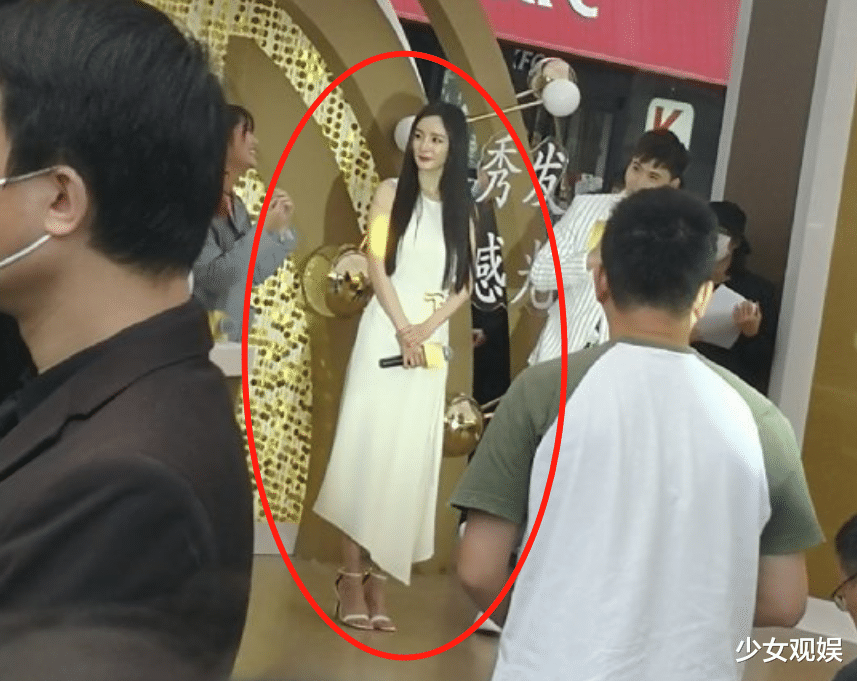 杨幂现身商场活动，站姐围堵随手拍，这模样“生图即精修”没错了