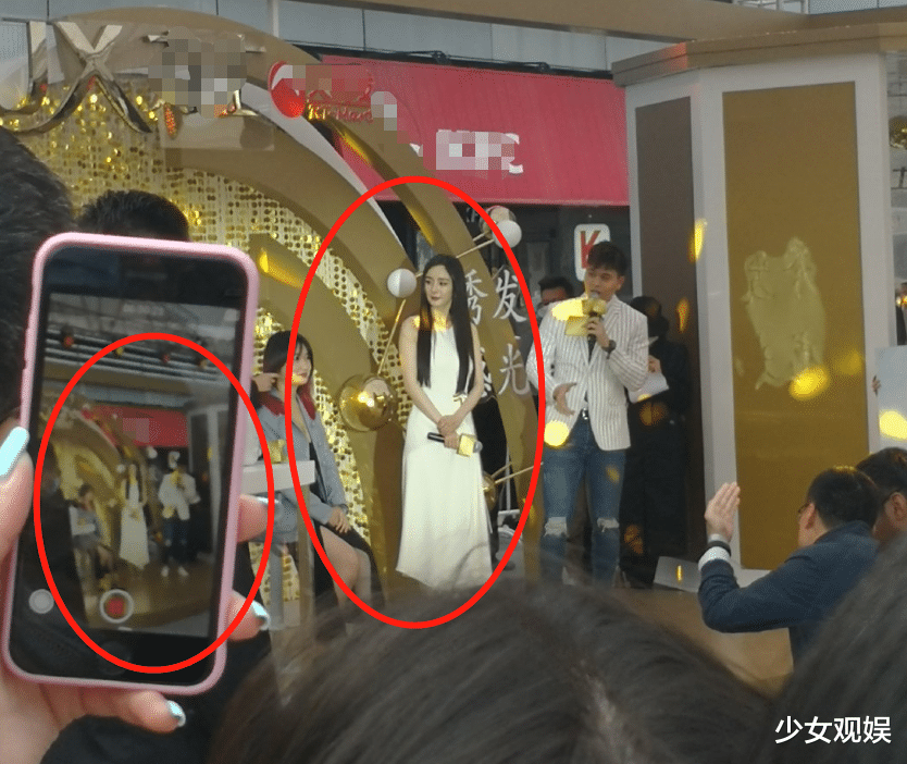 杨幂现身商场活动，站姐围堵随手拍，这模样“生图即精修”没错了