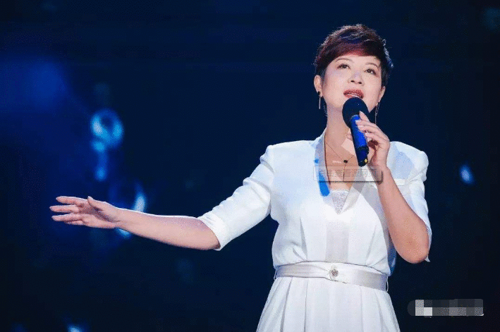 耍大牌遭全网封杀，曾经7次荣登春晚舞台，如今街头卖艺无人识！