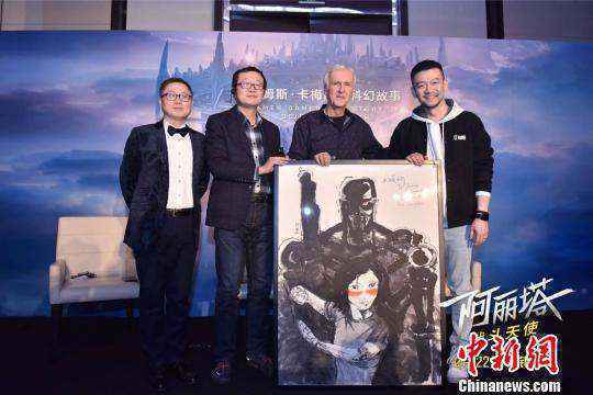 郭帆导演赠礼卡梅隆。片方提供