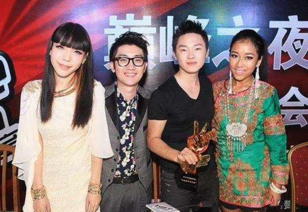 她是好声音中最红的冠军，如今又成为影视圈中最抢手的女人