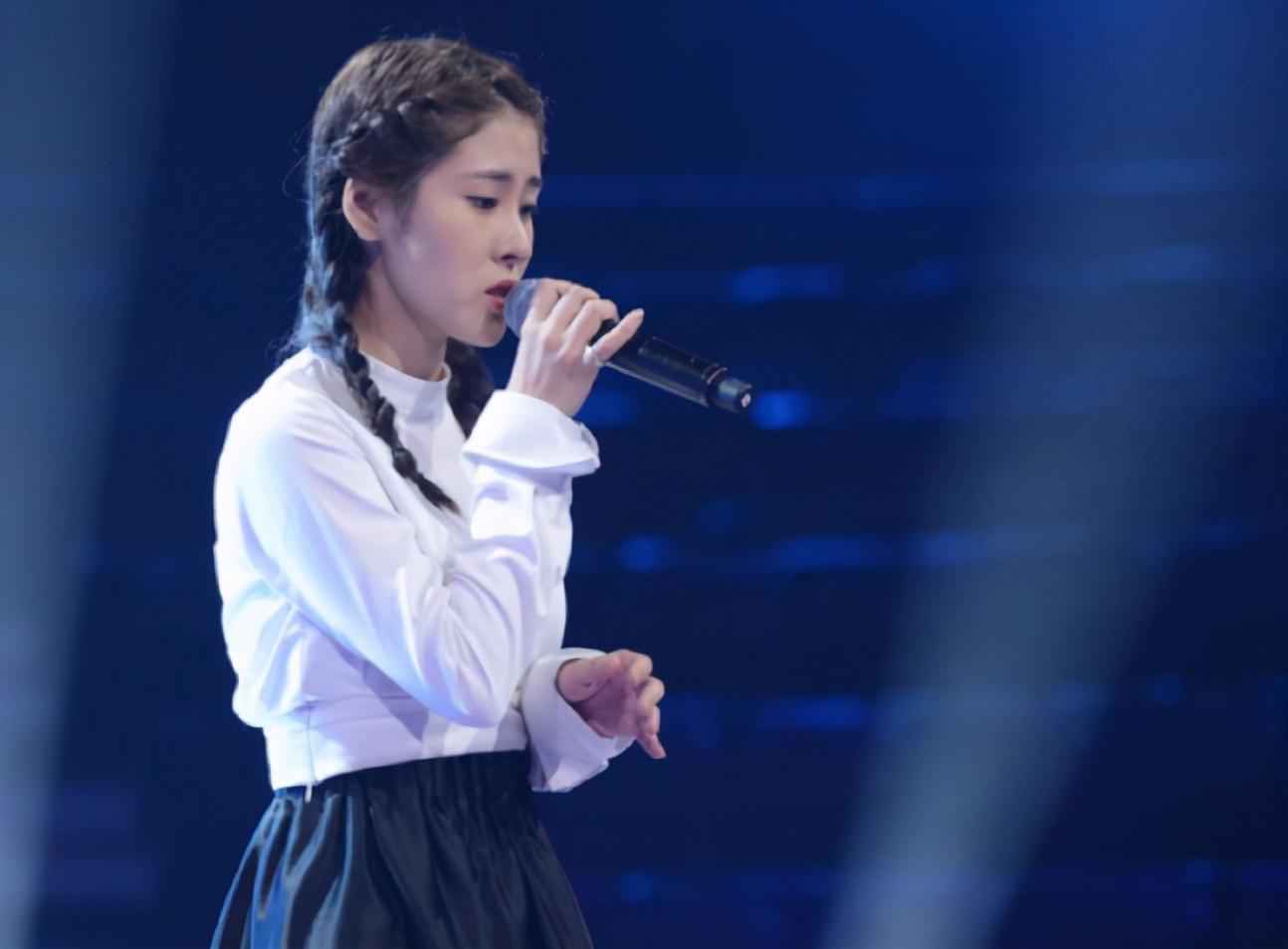 她是好声音中最红的冠军，如今又成为影视圈中最抢手的女人