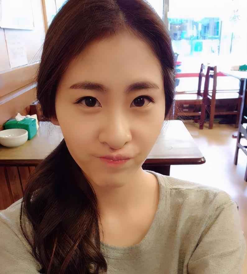 她是好声音中最红的冠军，如今又成为影视圈中最抢手的女人