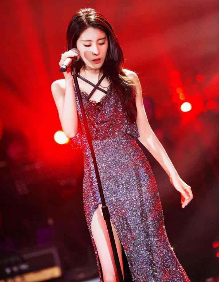 她是好声音中最红的冠军，如今又成为影视圈中最抢手的女人