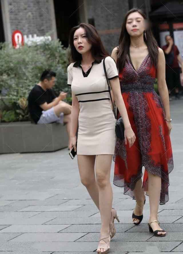 青春靓丽的小姐姐，米白色裹身裙搭配粉色裹脚鞋，气质更加迷人