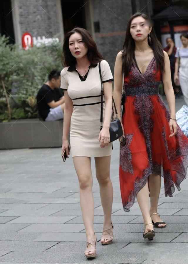 青春靓丽的小姐姐，米白色裹身裙搭配粉色裹脚鞋，气质更加迷人