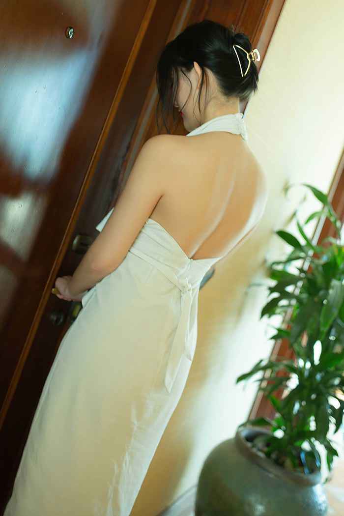 公司职员，雯雯，性感美背