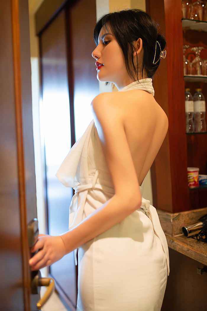 公司职员，雯雯，性感美背