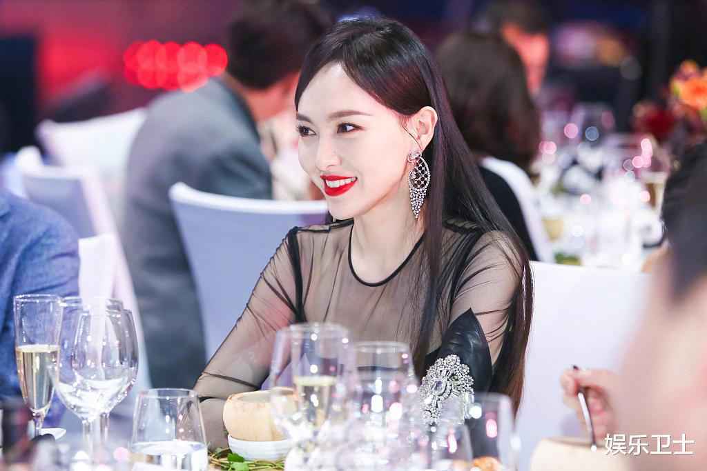 明星同场活动餐桌照，杨幂略不上镜，唐嫣贵气十足，蔡徐坤赵露思似豪门