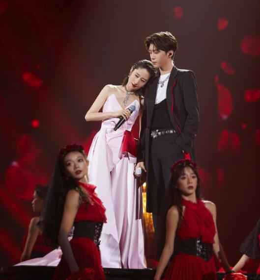 东方卫视的超级秀 刘敏涛范丞丞同台