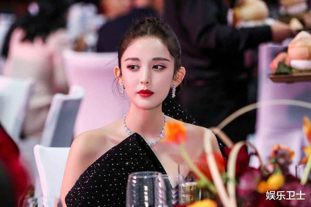 明星同场活动餐桌照，杨幂略不上镜，唐嫣贵气十足，蔡徐坤赵露思似豪门
