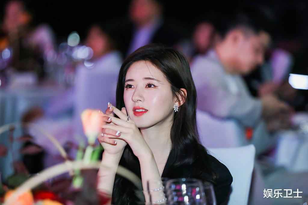 明星同场活动餐桌照，杨幂略不上镜，唐嫣贵气十足，蔡徐坤赵露思似豪门