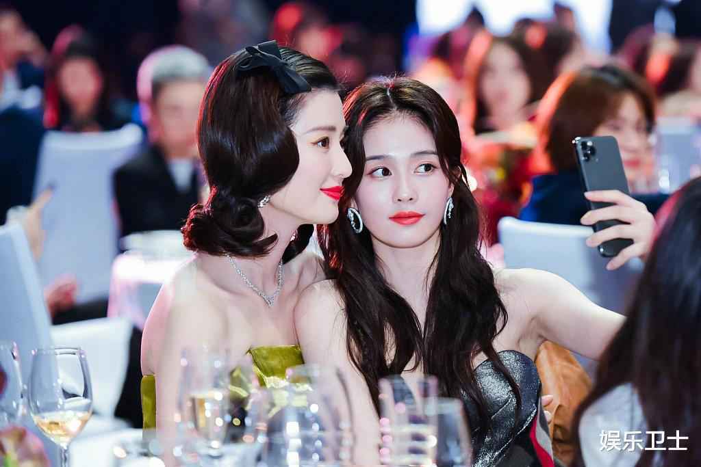 明星同场活动餐桌照，杨幂略不上镜，唐嫣贵气十足，蔡徐坤赵露思似豪门