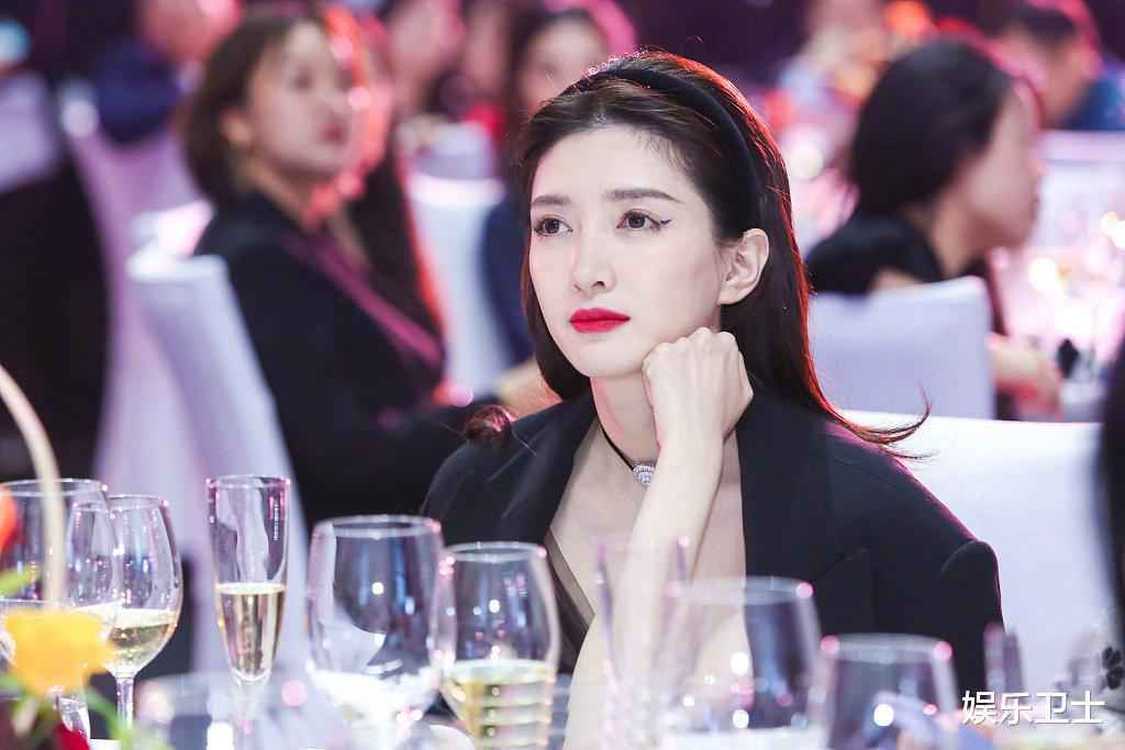 明星同场活动餐桌照，杨幂略不上镜，唐嫣贵气十足，蔡徐坤赵露思似豪门