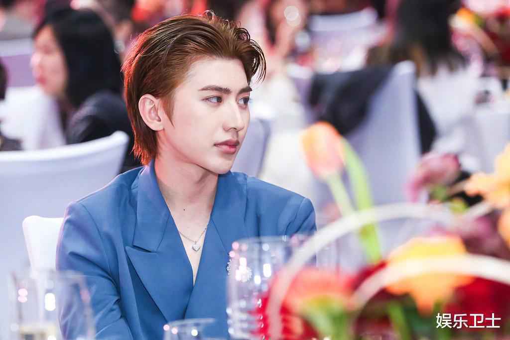 明星同场活动餐桌照，杨幂略不上镜，唐嫣贵气十足，蔡徐坤赵露思似豪门