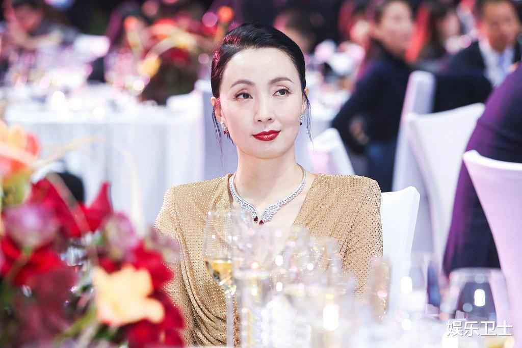 明星同场活动餐桌照，杨幂略不上镜，唐嫣贵气十足，蔡徐坤赵露思似豪门