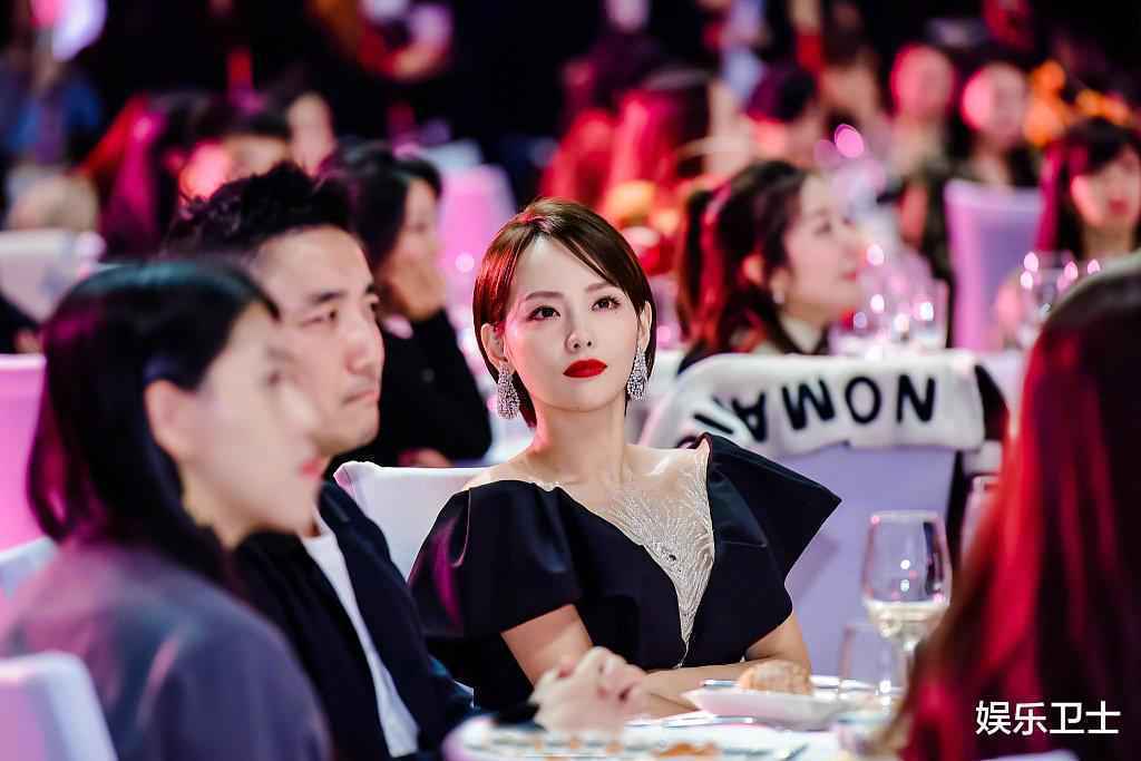 明星同场活动餐桌照，杨幂略不上镜，唐嫣贵气十足，蔡徐坤赵露思似豪门