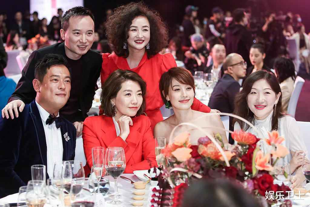 明星同场活动餐桌照，杨幂略不上镜，唐嫣贵气十足，蔡徐坤赵露思似豪门