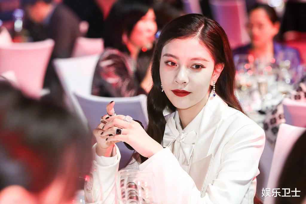 明星同场活动餐桌照，杨幂略不上镜，唐嫣贵气十足，蔡徐坤赵露思似豪门