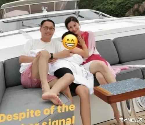 继李嘉欣跟儿子“共浴”后，又穿透明装跟儿子逛街，儿大需避母