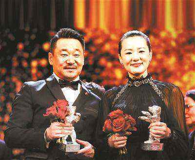 王景春手捧银熊 先发朋友圈