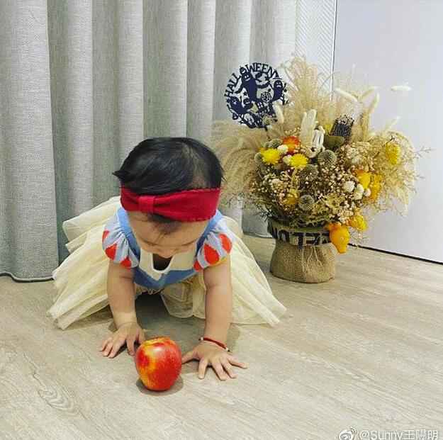 王阳明晒女儿变装照 白雪公主Katiya第一个万圣节