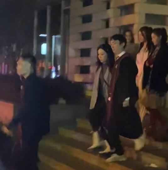 王思聪扮哈利波特 五美+保镖护驾