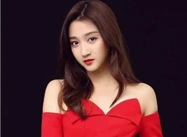 关晓彤贵族人设翻车 网友调侃关晓彤“大清已经亡了”