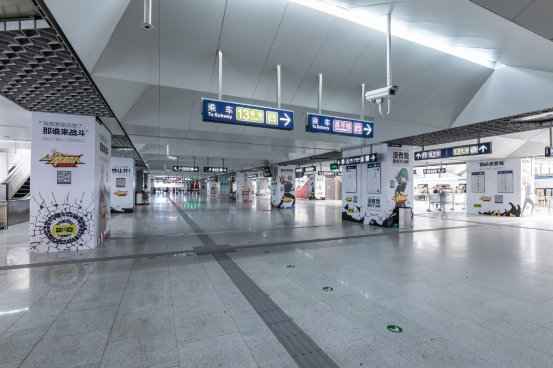 二次元戏精小姐姐占领地铁站？《一拳超人》手游初夏强势来袭