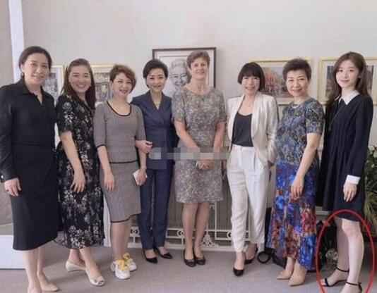 章泽天聚会气质尽失 不再如以前一样稳居C位而是位居边缘