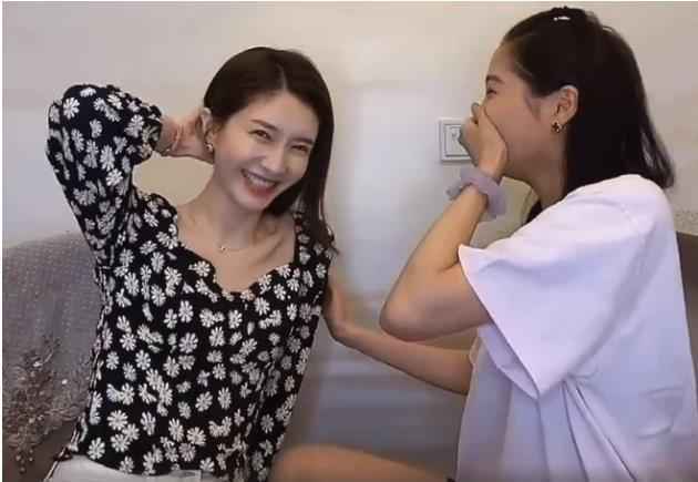 关晓彤给江疏影化妆