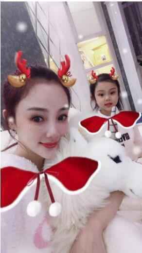 李小璐晒照庆圣诞 母女同框秀恩爱