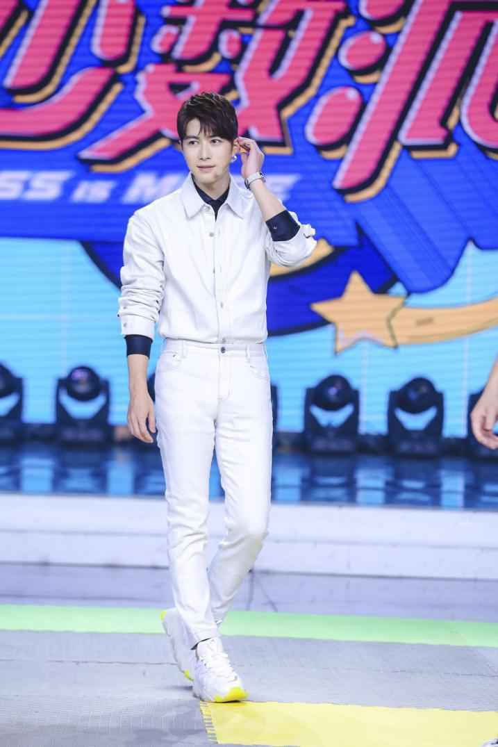 尤长靖与陈学冬登台快乐大本营&nbsp;同时宠幸ASH&nbsp;EAGLE系列老爹鞋