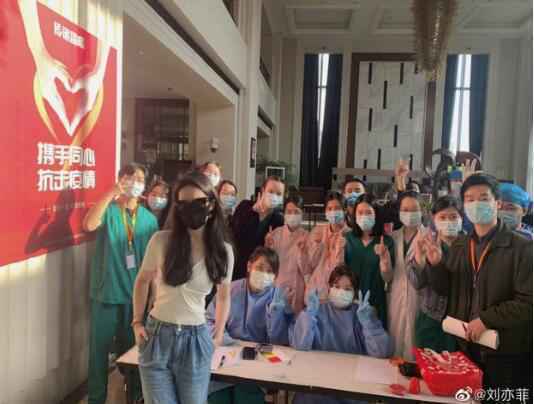 刘亦菲晒与防疫人员合影