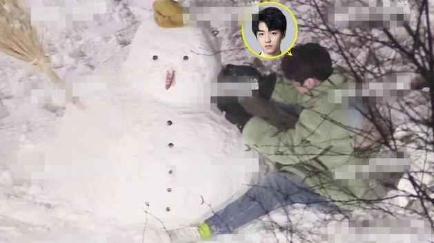 王俊凯堆雪人 化身雪地少年积极的营业
