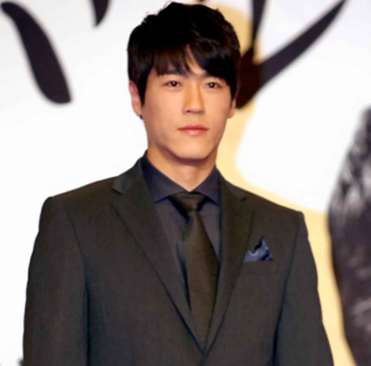 颜值巅峰时出道爆红，因酒后打女人断送前程，如今靠送快递谋生