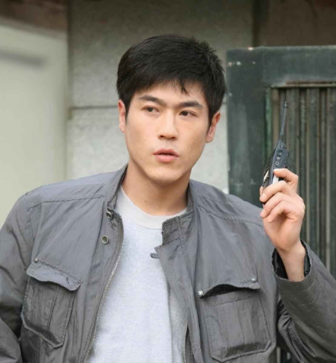 颜值巅峰时出道爆红，因酒后打女人断送前程，如今靠送快递谋生