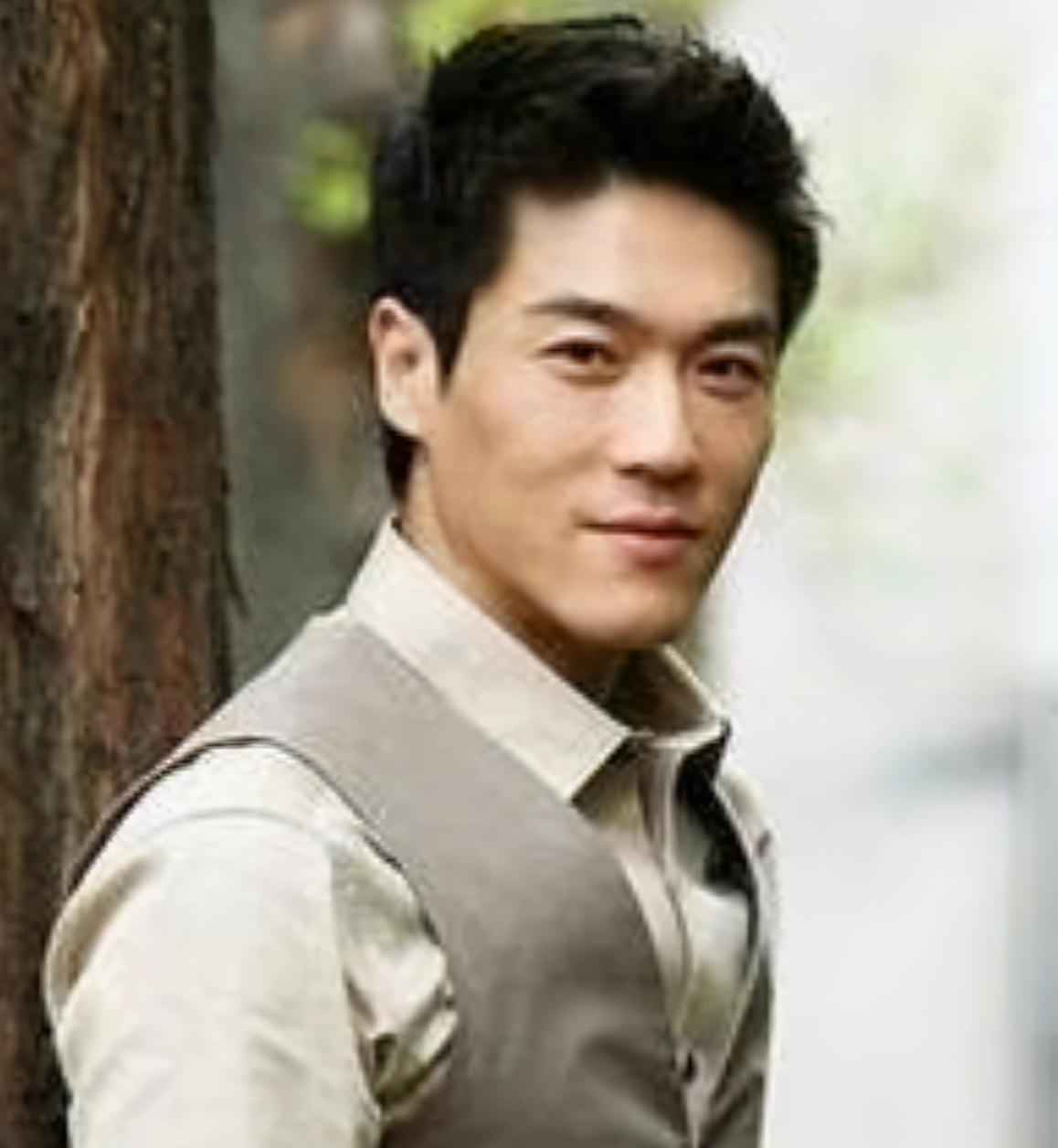 颜值巅峰时出道爆红，因酒后打女人断送前程，如今靠送快递谋生