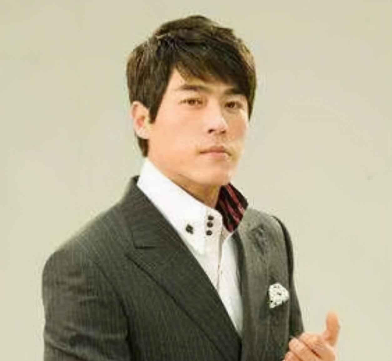 颜值巅峰时出道爆红，因酒后打女人断送前程，如今靠送快递谋生