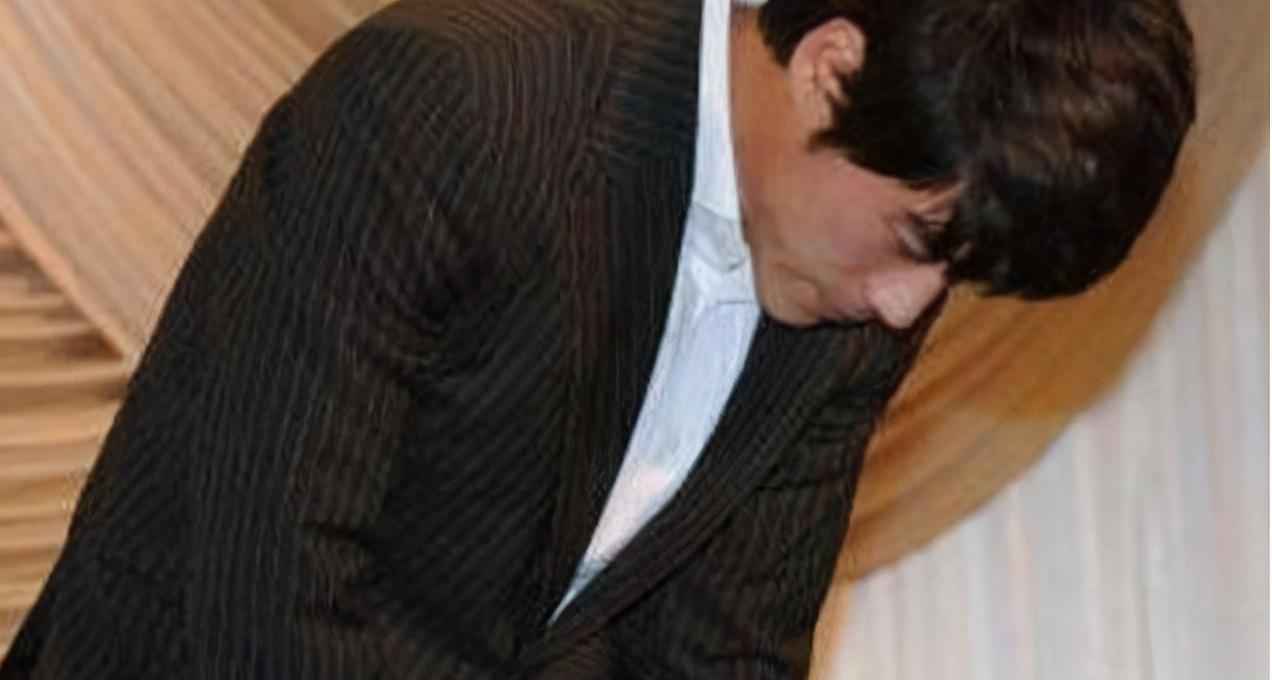 颜值巅峰时出道爆红，因酒后打女人断送前程，如今靠送快递谋生