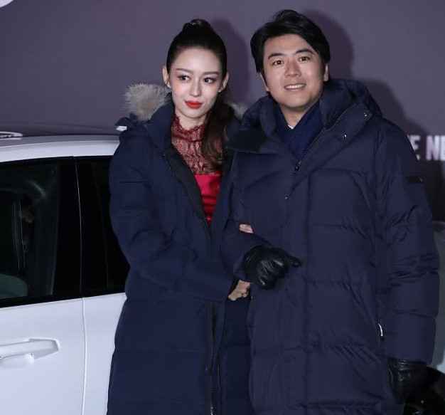 郎朗吉娜羽绒服走红毯太接地气 很温暖