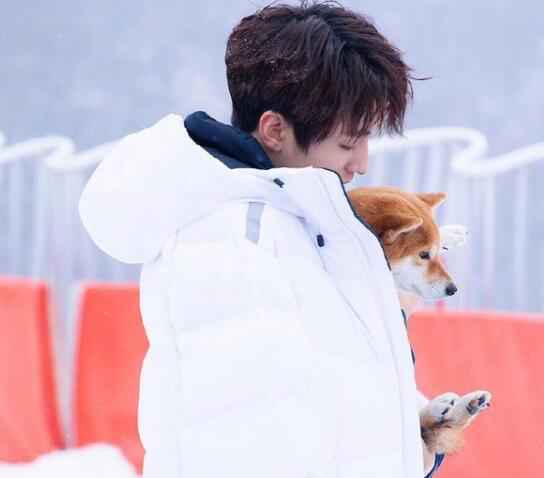 滑雪场偶遇王俊凯 乖巧又敬业