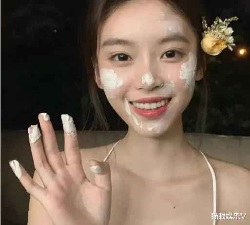 20岁网红晒露脐泳衣照,惹王思聪火速留言,网友猜测:物色新女友