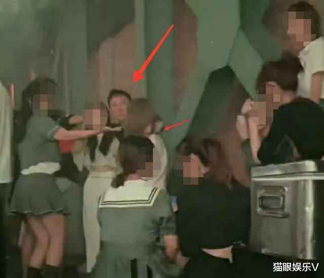 20岁网红晒露脐泳衣照,惹王思聪火速留言,网友猜测:物色新女友