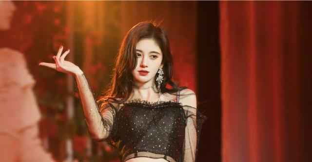 鞠婧祎新剧被喷，绑架戏份像咬化妆棉，铁刘海更是躺着也不歪！