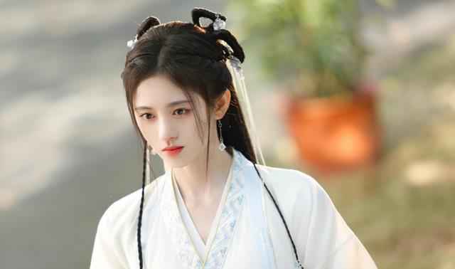 鞠婧祎新剧被喷，绑架戏份像咬化妆棉，铁刘海更是躺着也不歪！