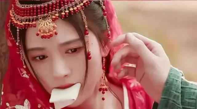 鞠婧祎新剧被喷，绑架戏份像咬化妆棉，铁刘海更是躺着也不歪！