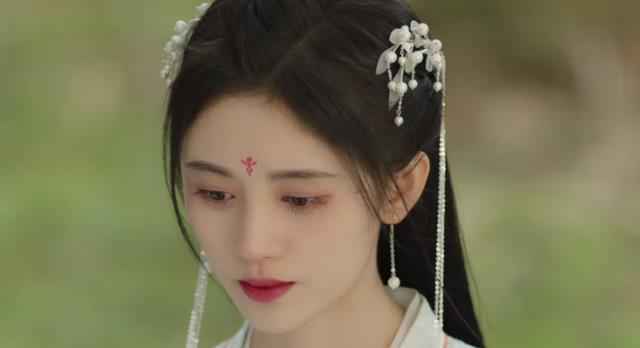 鞠婧祎新剧被喷，绑架戏份像咬化妆棉，铁刘海更是躺着也不歪！