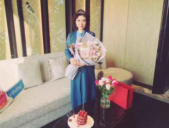 吉娜为婆婆庆生 儿媳第一课做的不错