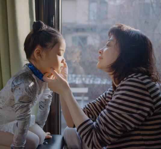 梅婷晒儿女照片 大眼睛随妈妈漂亮